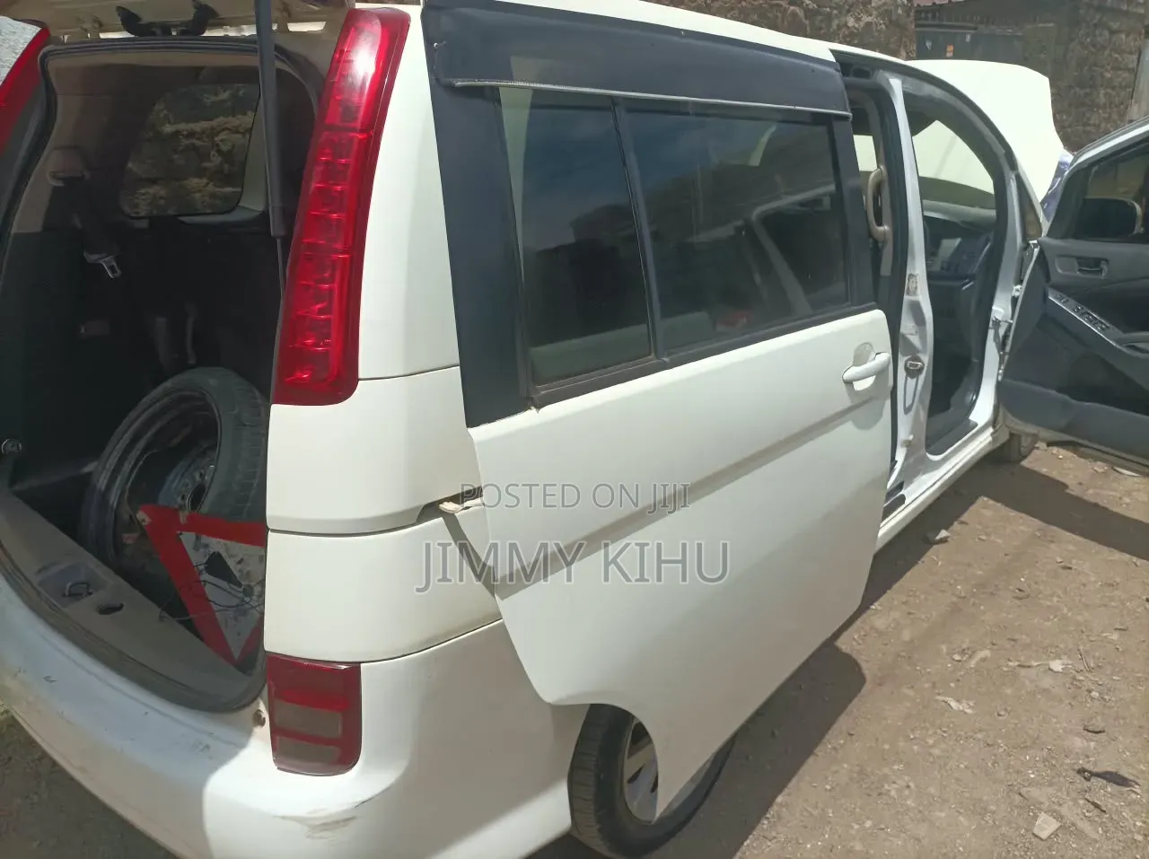 Toyota ISIS 2009 White
