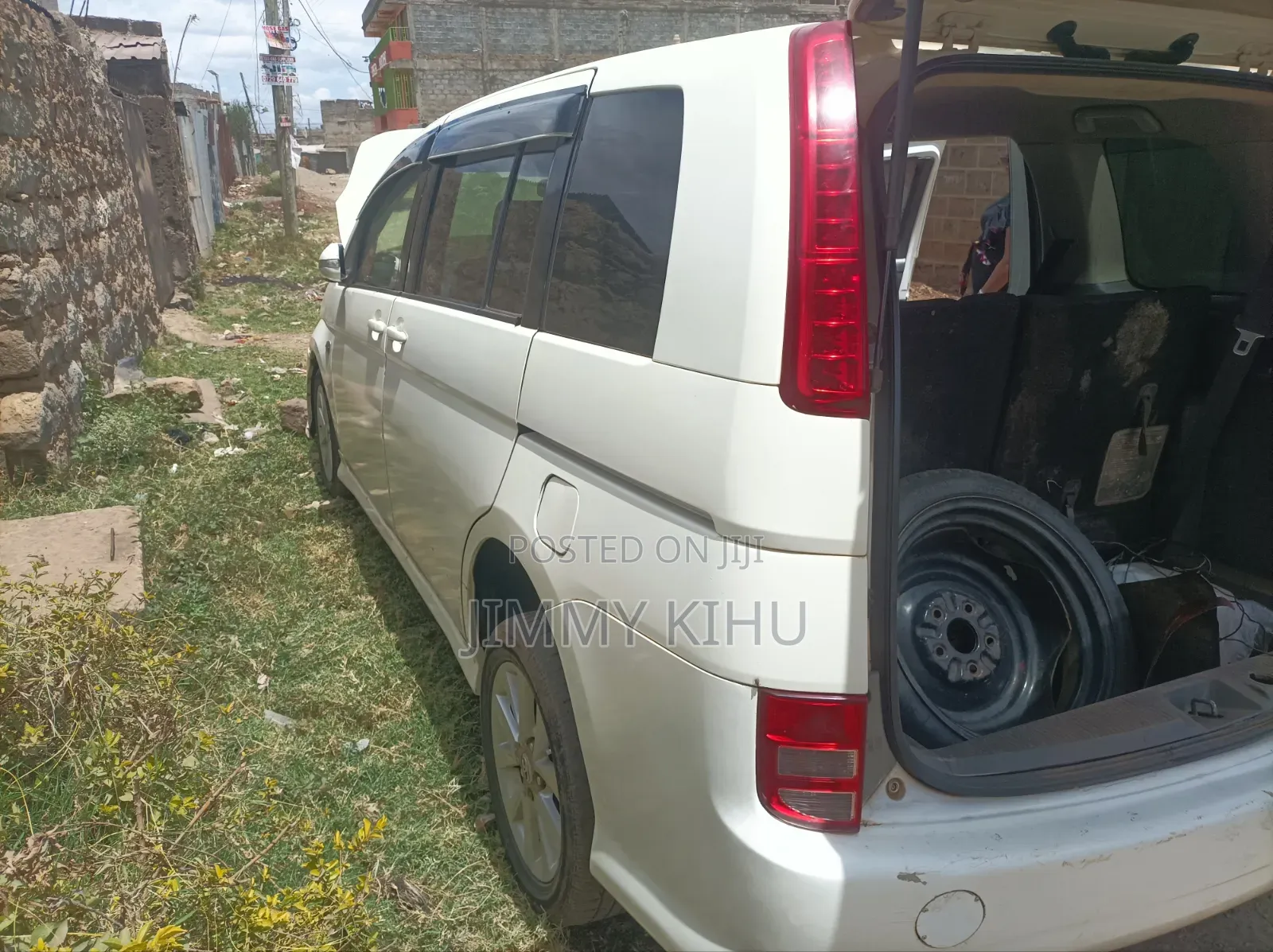 Toyota ISIS 2009 White