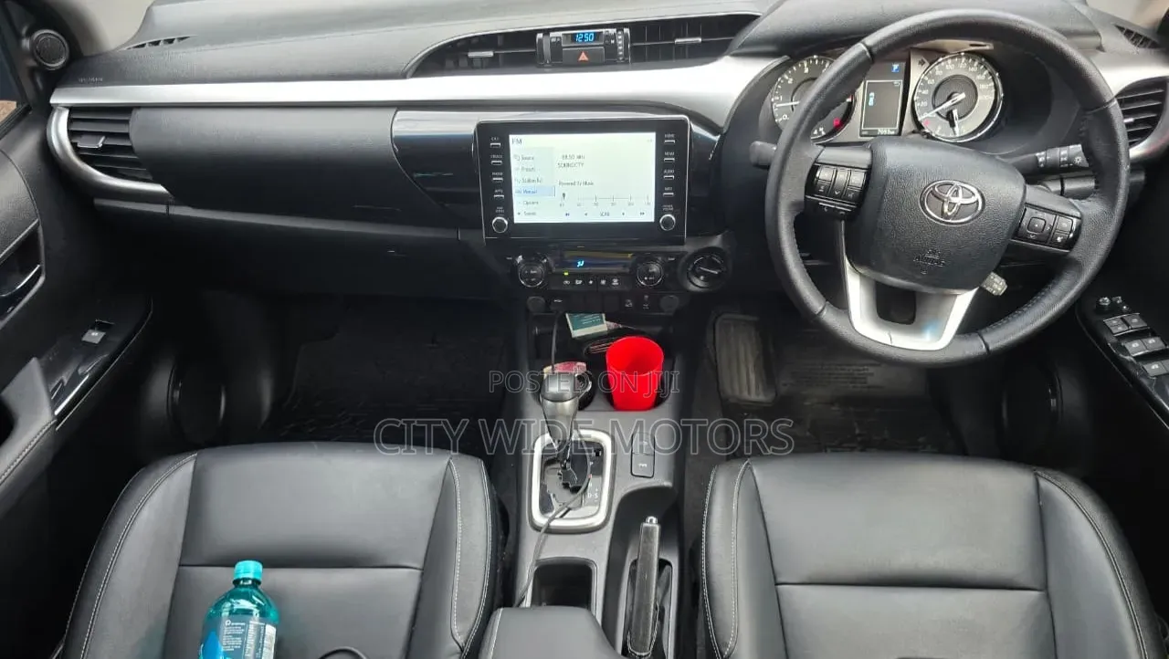 Toyota Hilux 2025 Gold