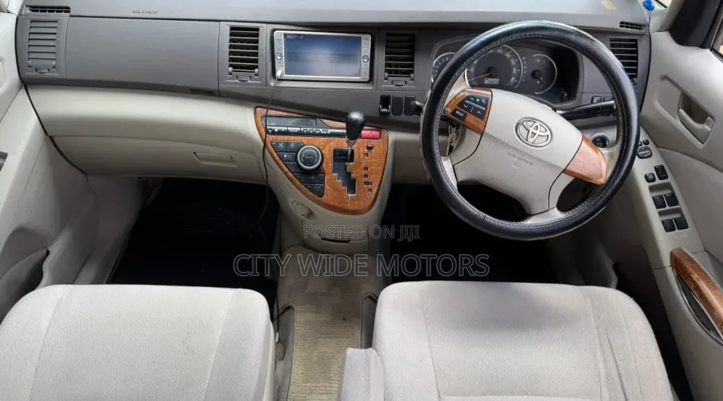 Toyota ISIS 2010 Black