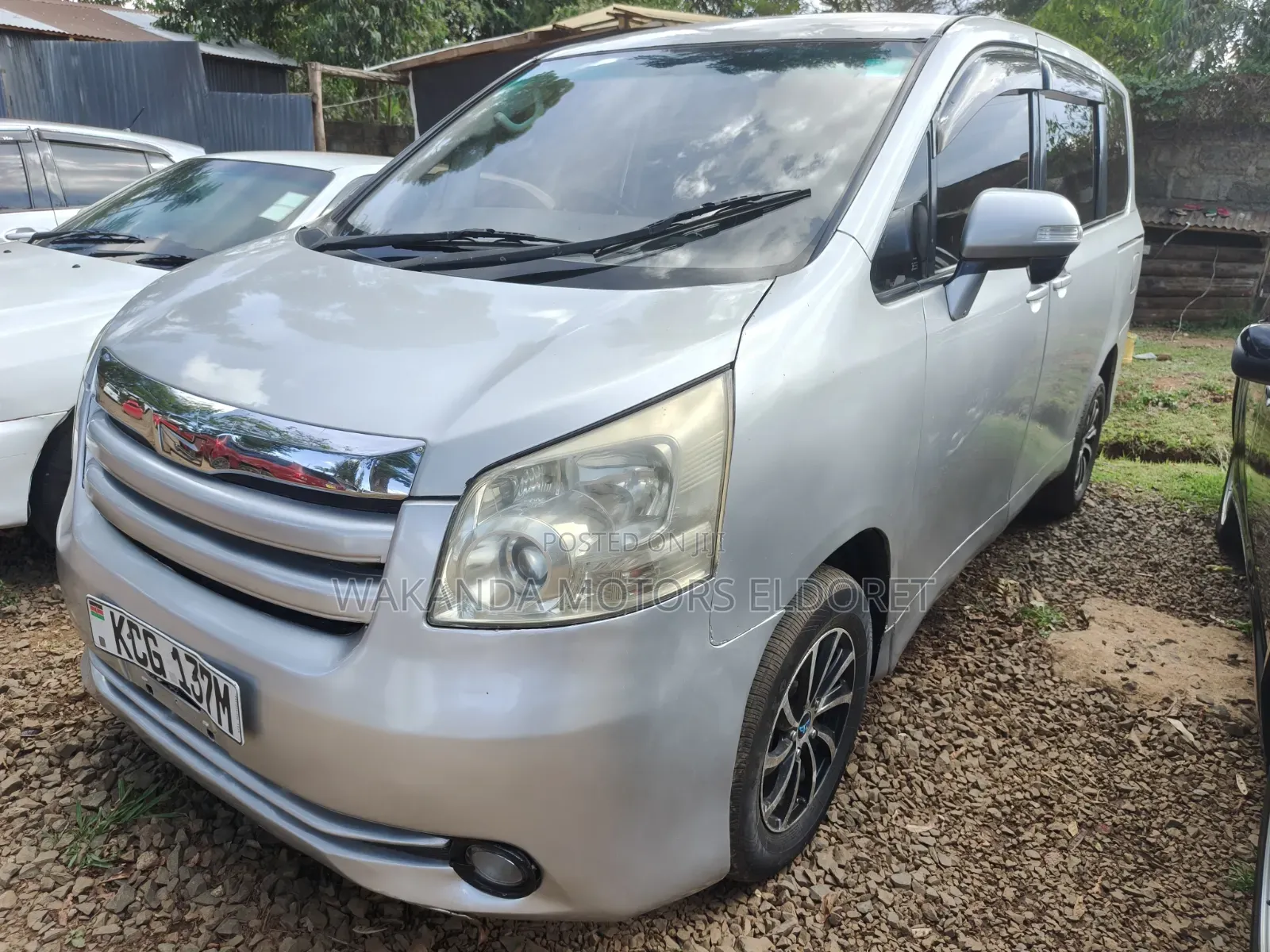 Toyota Noah 2.0 143hp FWD (7 Seater) 2008 Silver