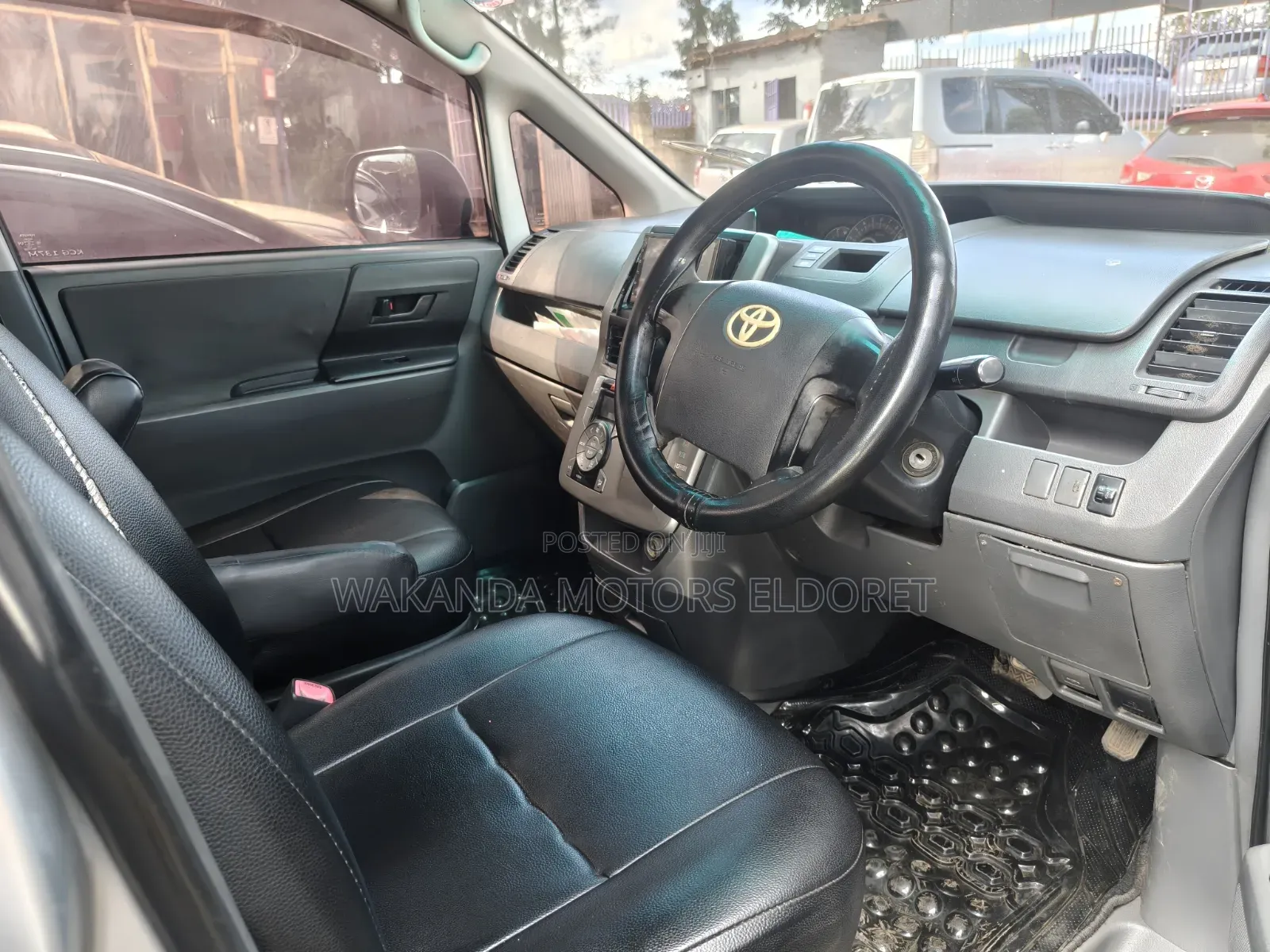Toyota Noah 2.0 143hp FWD (7 Seater) 2008 Silver