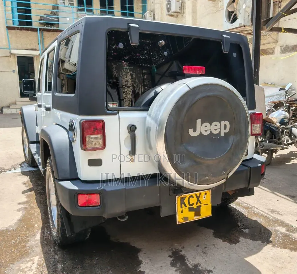 Jeep Wrangler Unlimited Sport 2012 White