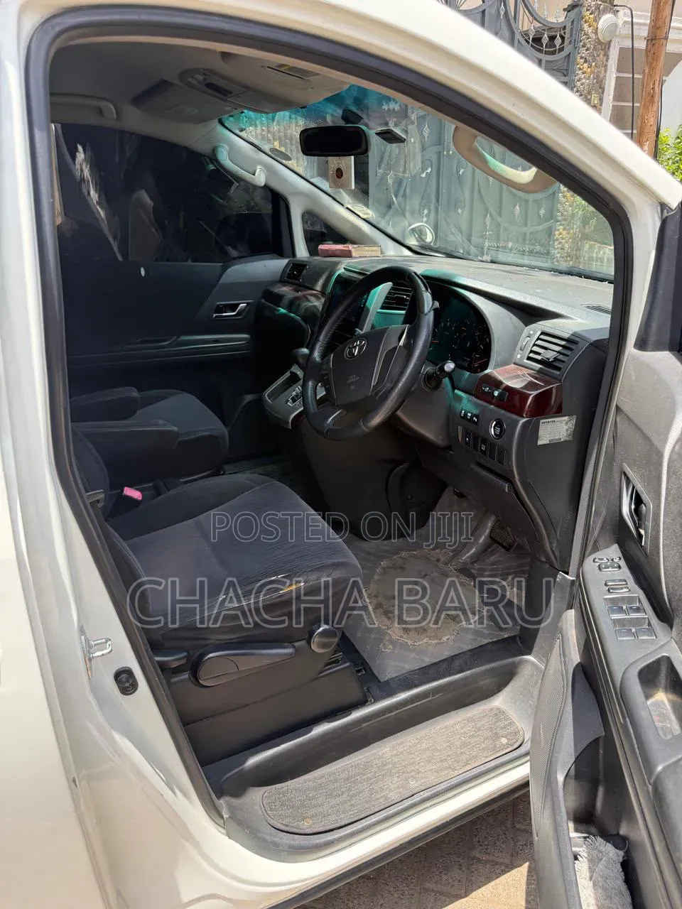 Toyota Alphard 2.4 Petrol FWD 2011 White