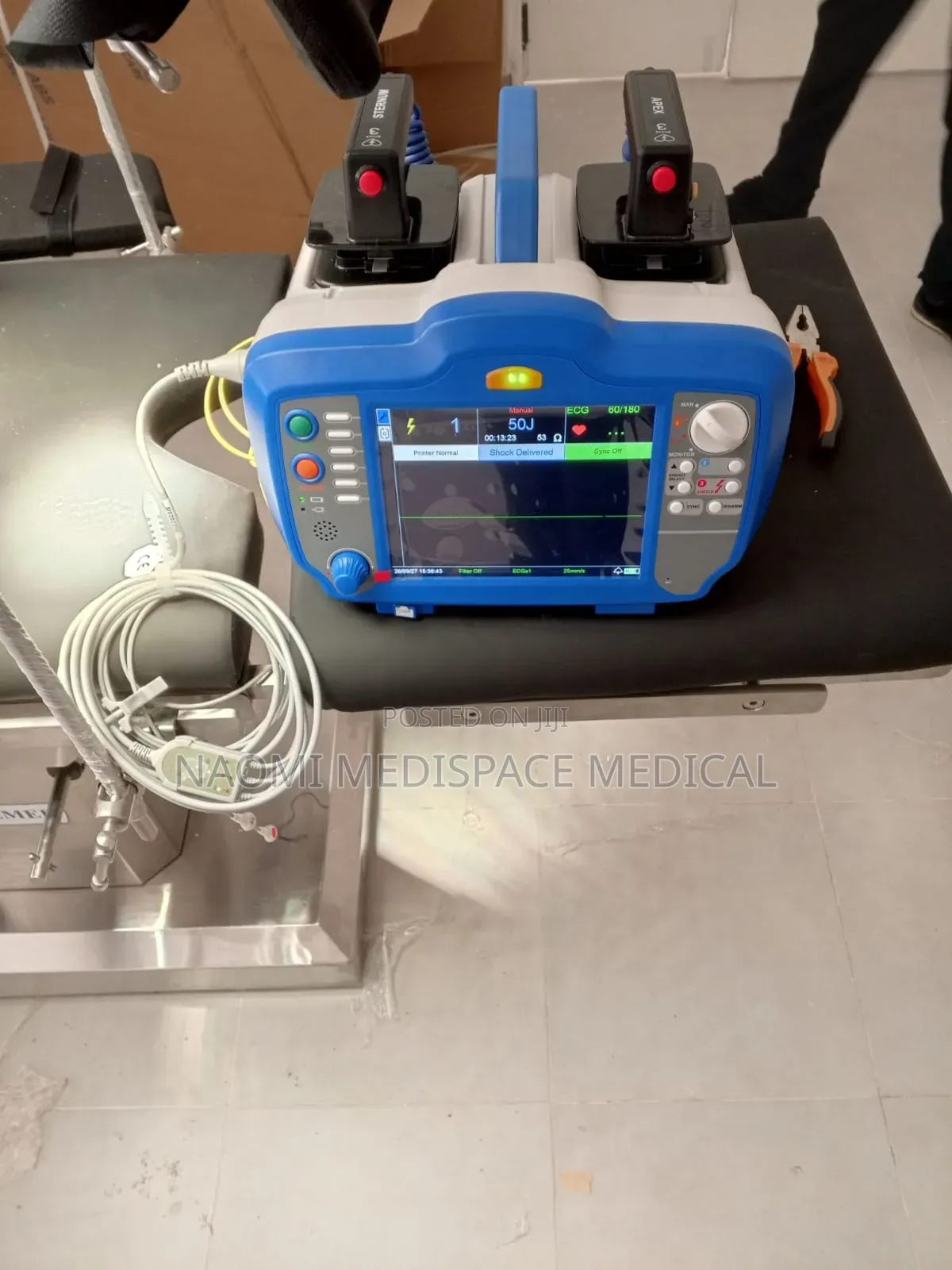 Manual Defibrillator With ECG Monitoring -for Cardiac Arrest