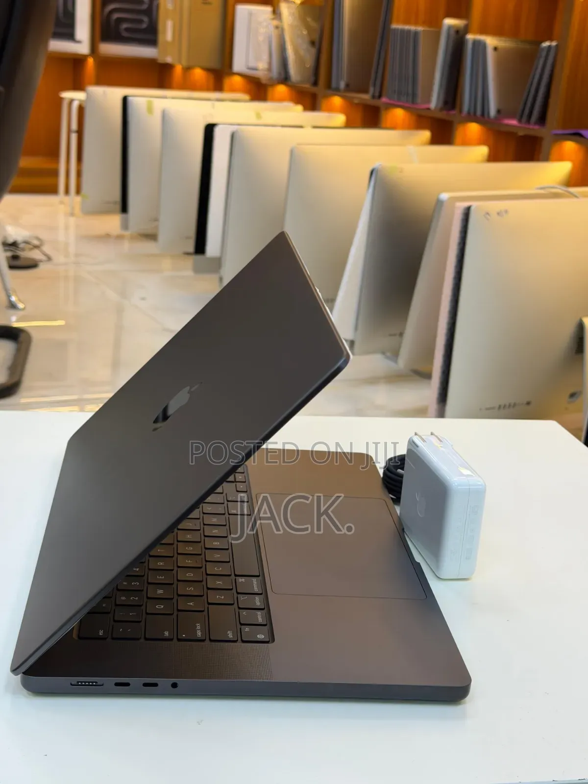 Laptop Apple MacBook Pro 2023 M3 Pro 18GB Apple M3 Pro SSD 512GB