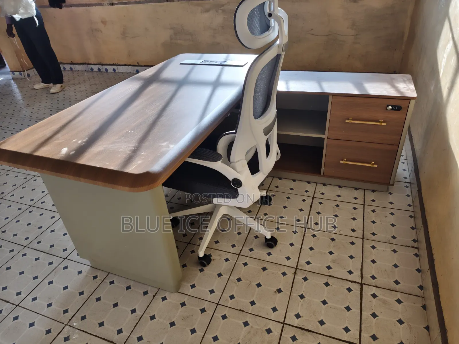 Modern Executive Office Desk With Storage Cabinet