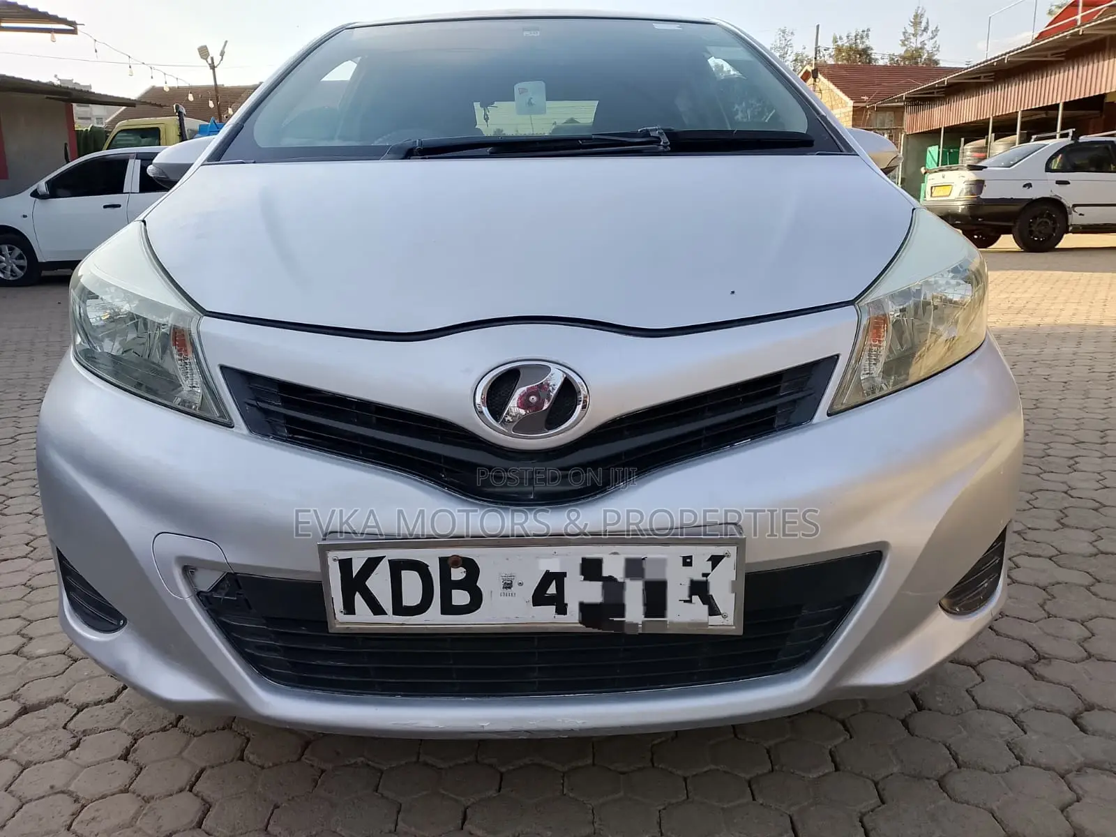 Toyota Vitz 2014 Silver