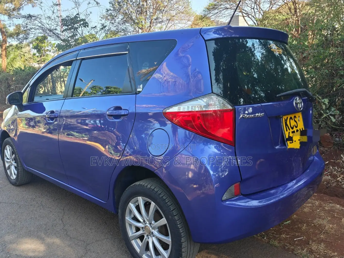 Toyota Ractis 2011 Blue