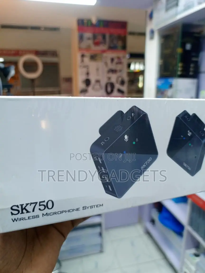 SK750 Wireless Lapel Mic Kit With Furry Windshield for Vlogging