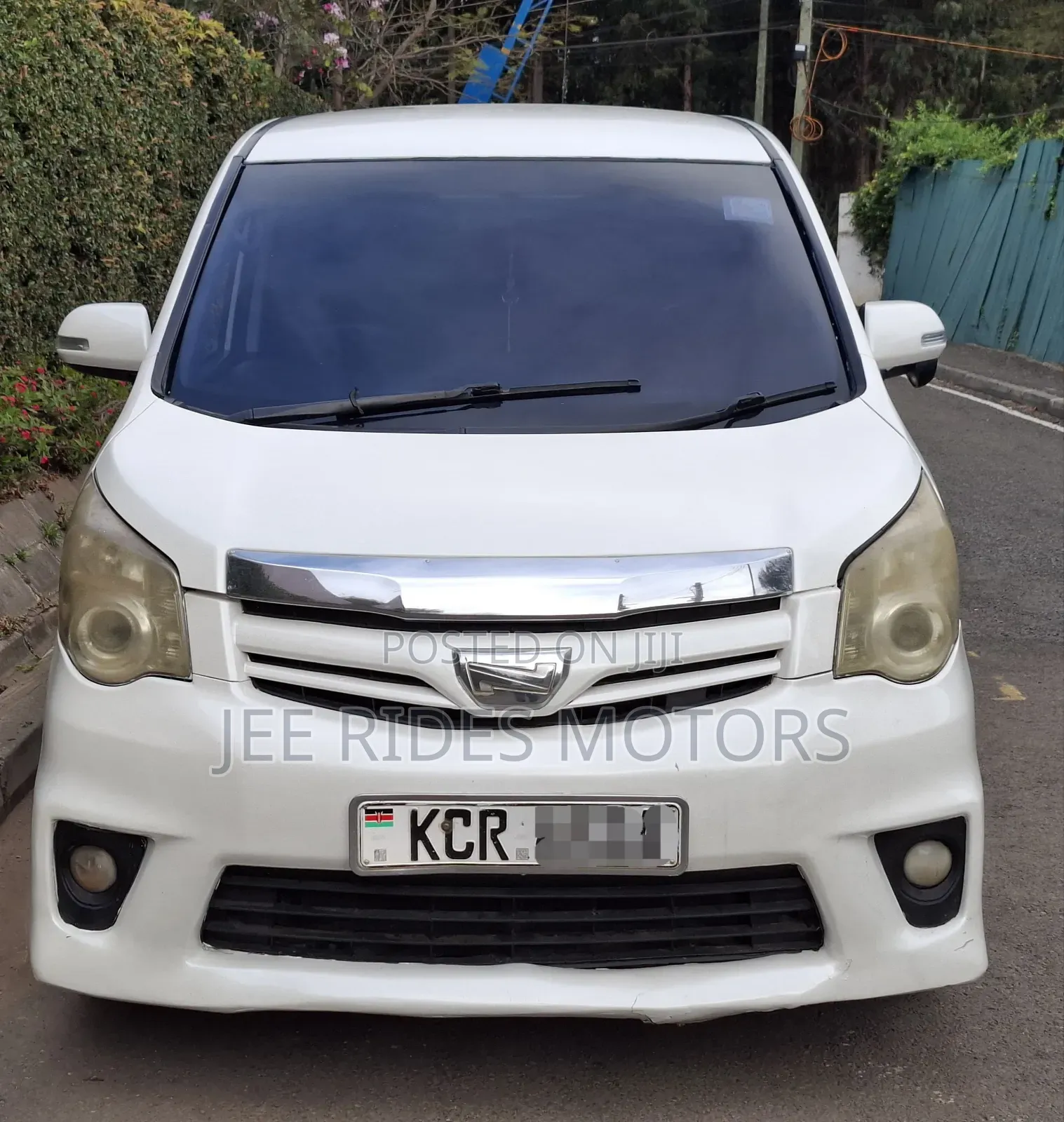 Toyota Noah 2011