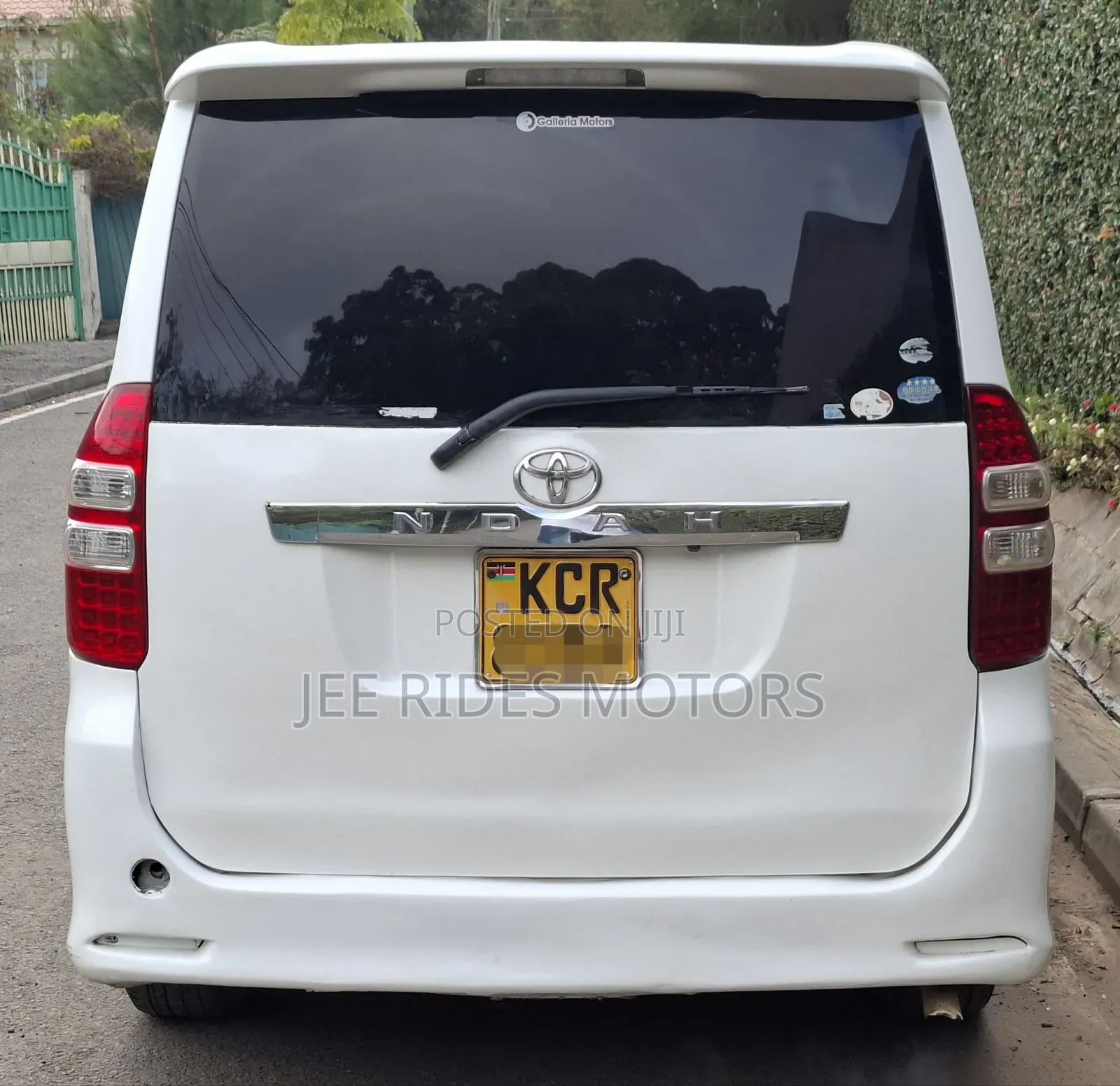 Toyota Noah 2011