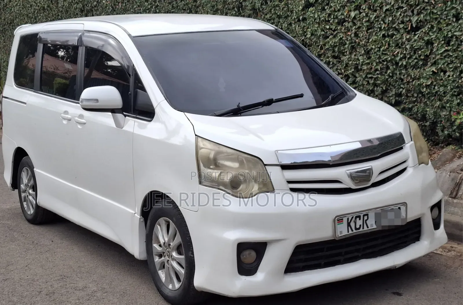 Toyota Noah 2011