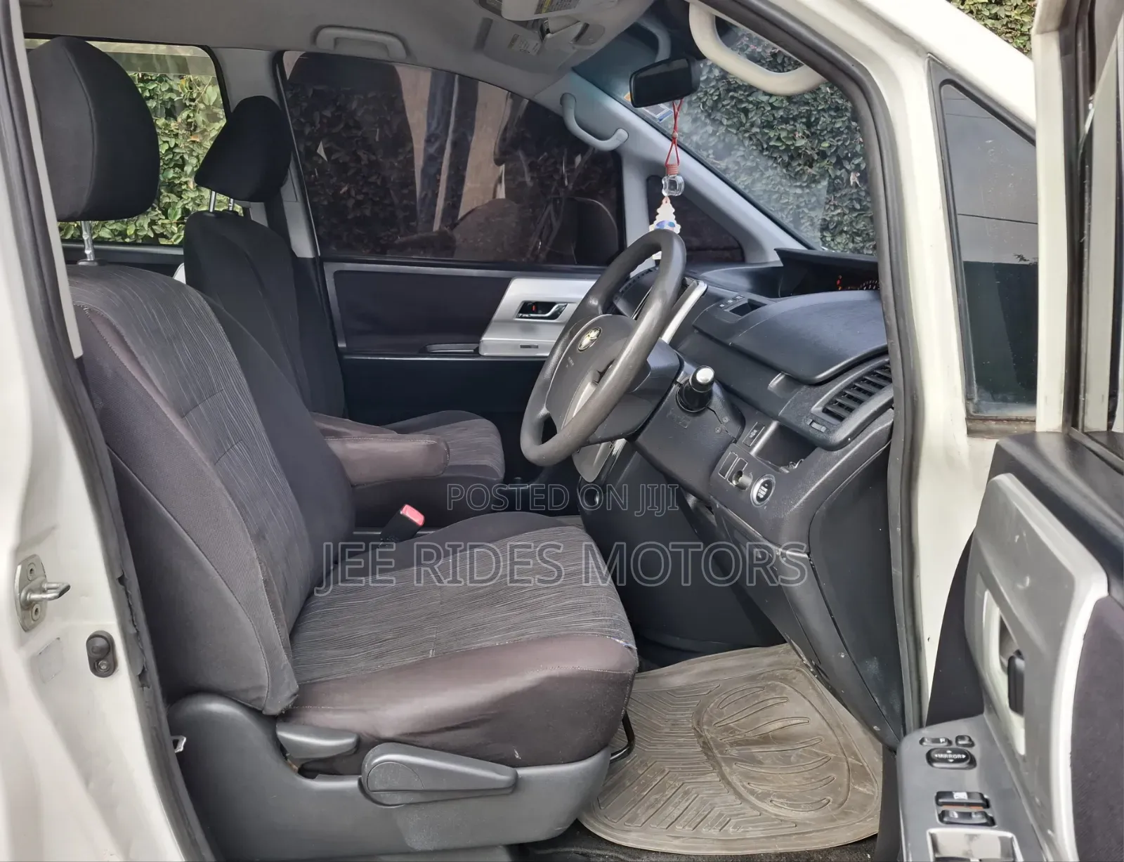 Toyota Noah 2011