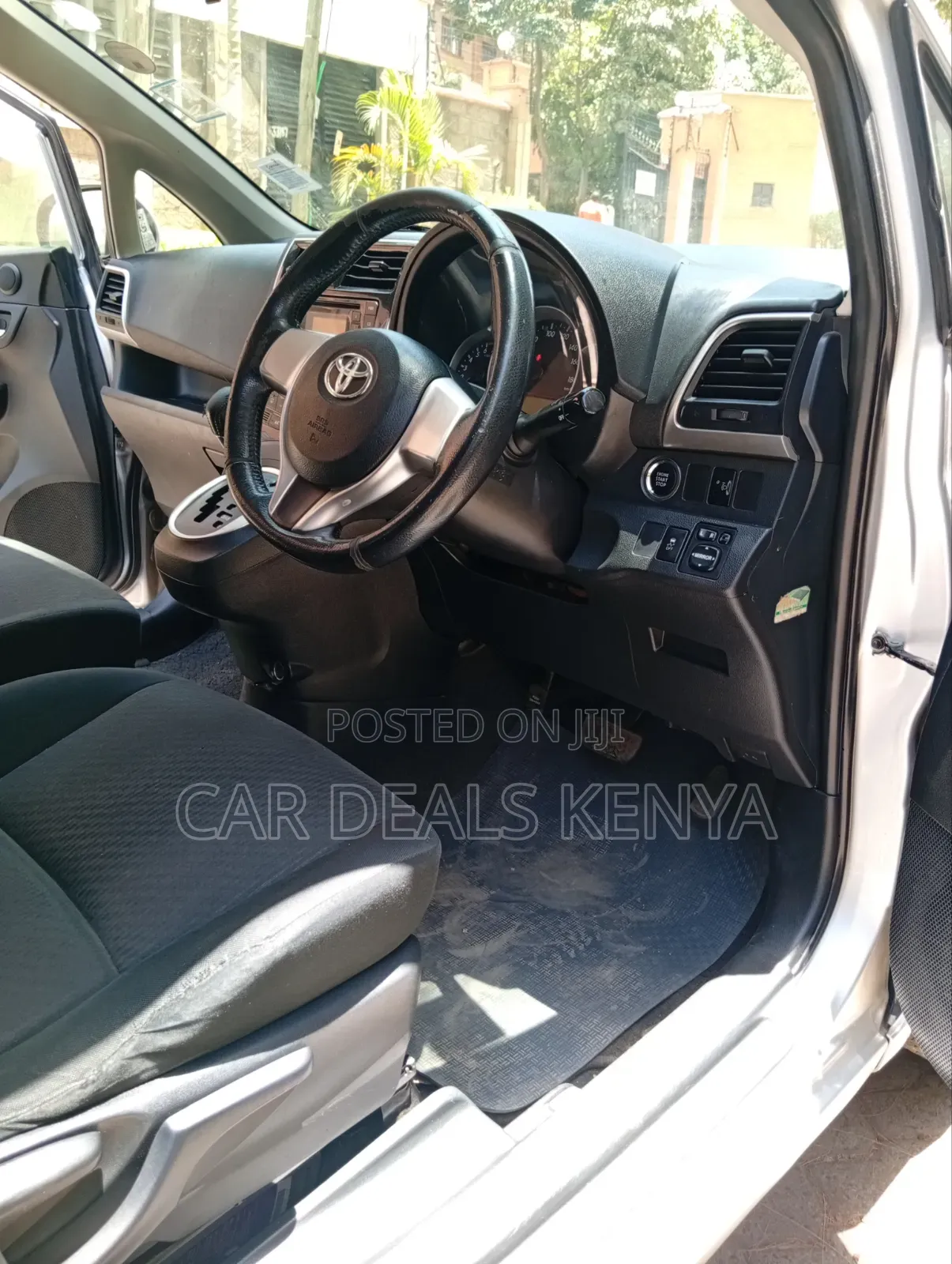 Toyota Ractis 1.3 FWD 2014 Silver