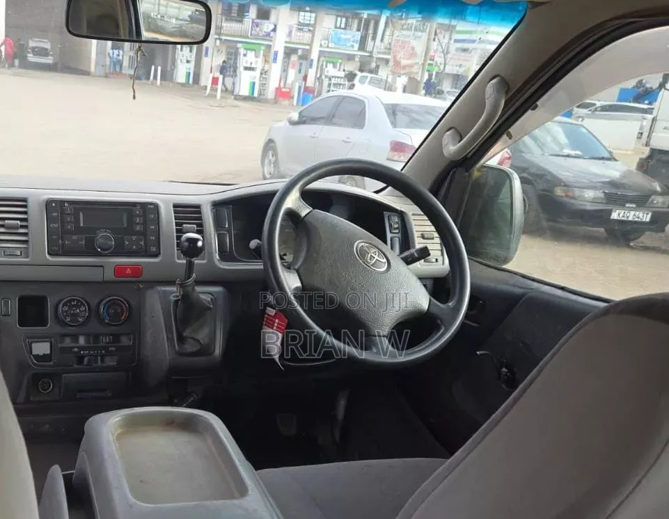 Toyota HiAce 2012 Yellow