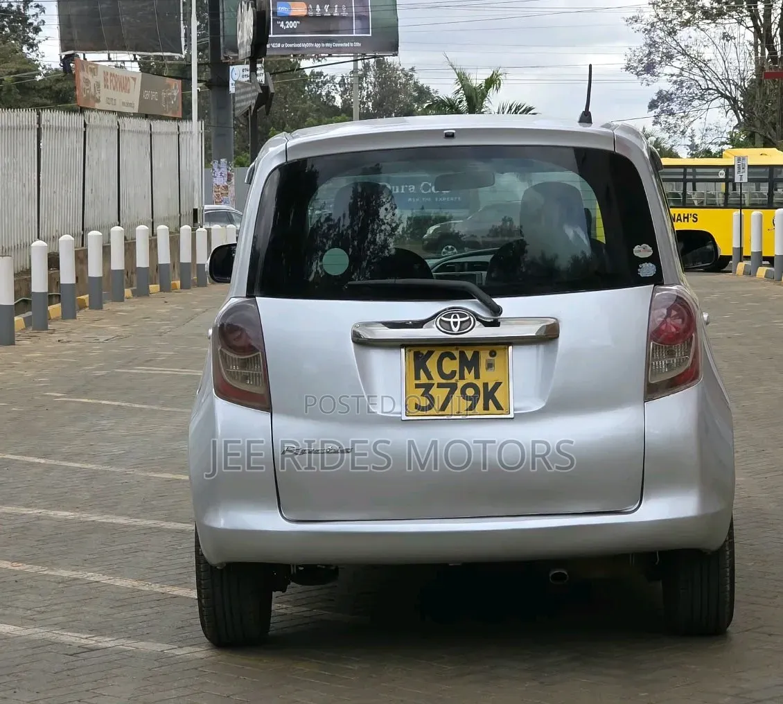 Toyota Ractis 2010 Silver