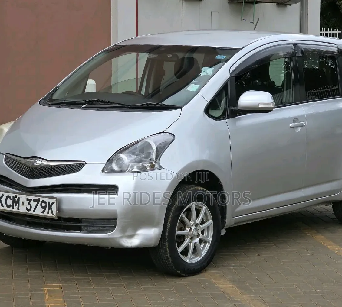 Toyota Ractis 2010 Silver