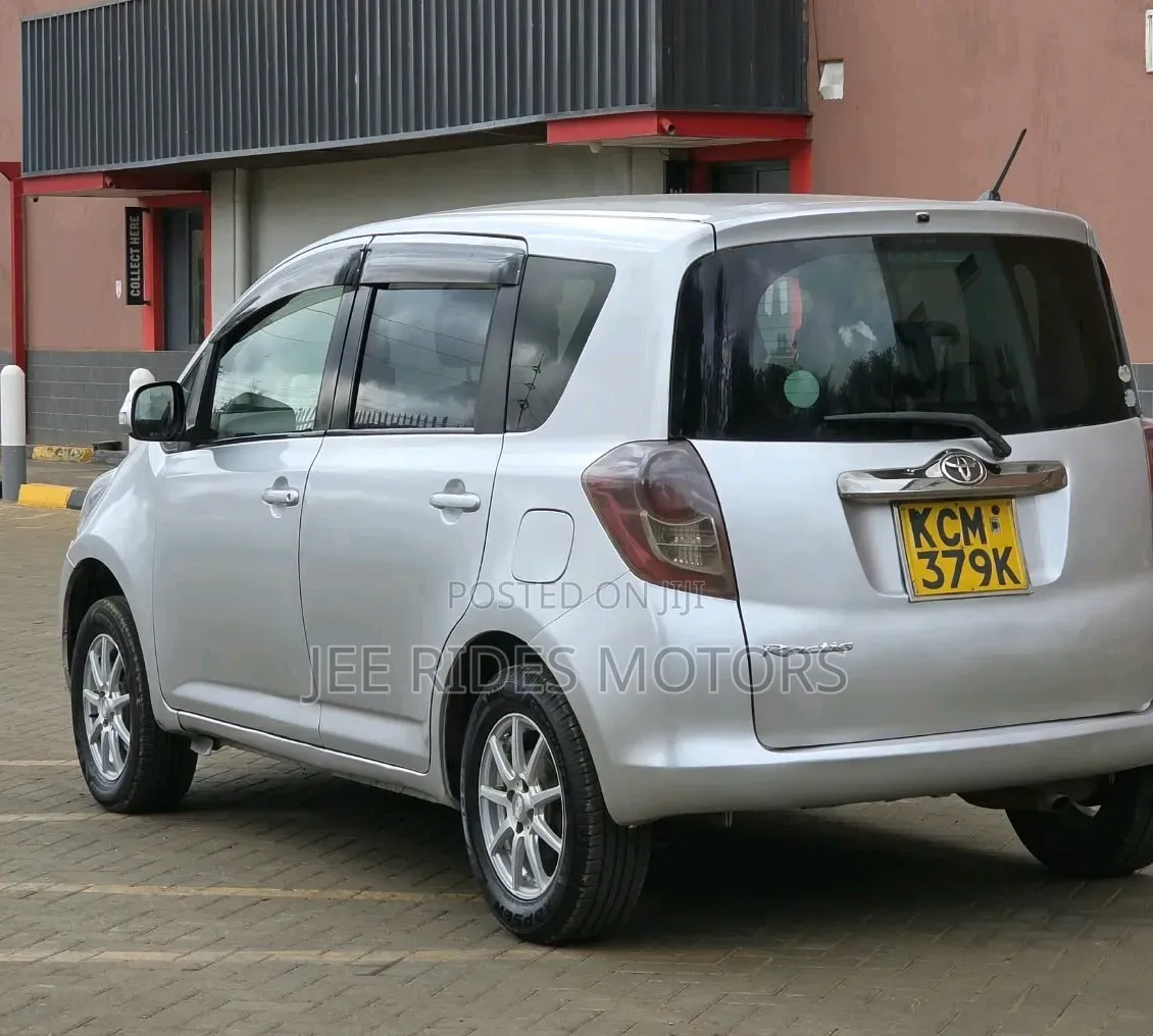 Toyota Ractis 2010 Silver