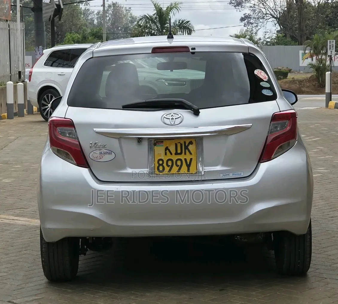 Toyota Vitz 2015 Silver