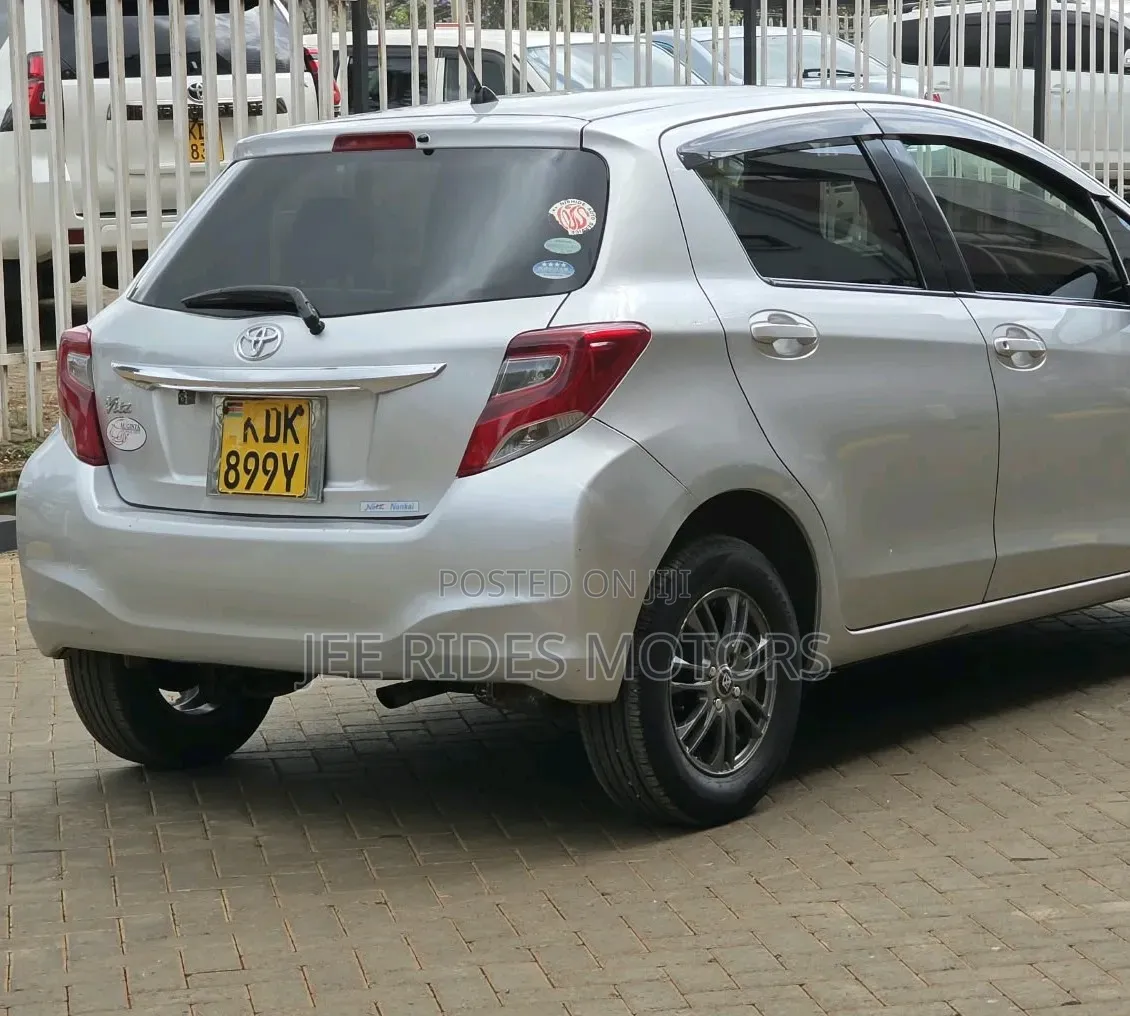 Toyota Vitz 2015 Silver