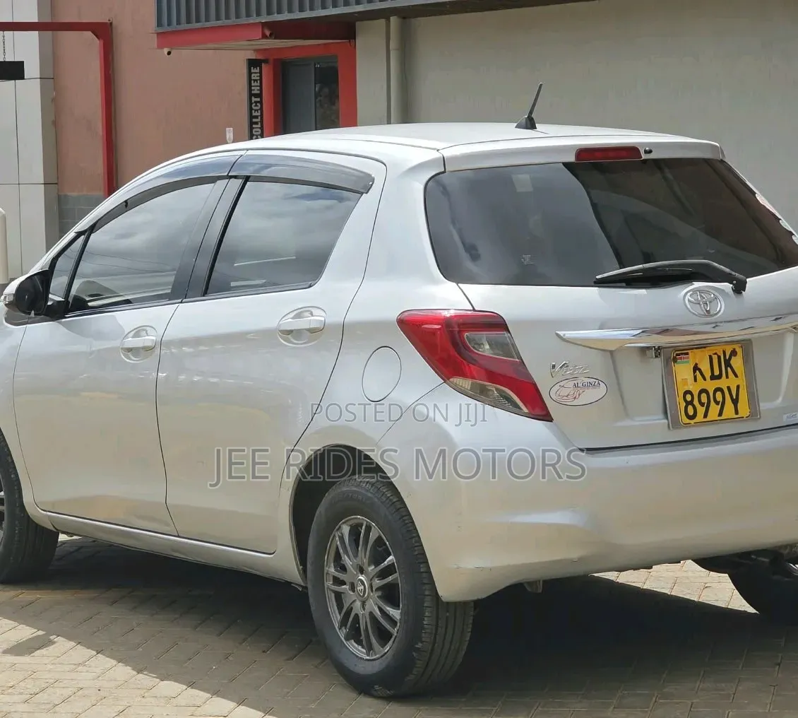 Toyota Vitz 2015 Silver