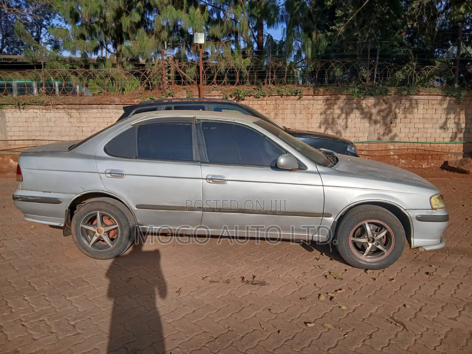 Nissan Sunny 2000 Silver