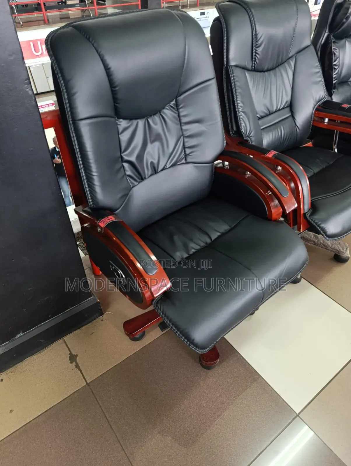 OFFICE CHAIR: Executive Office Chair