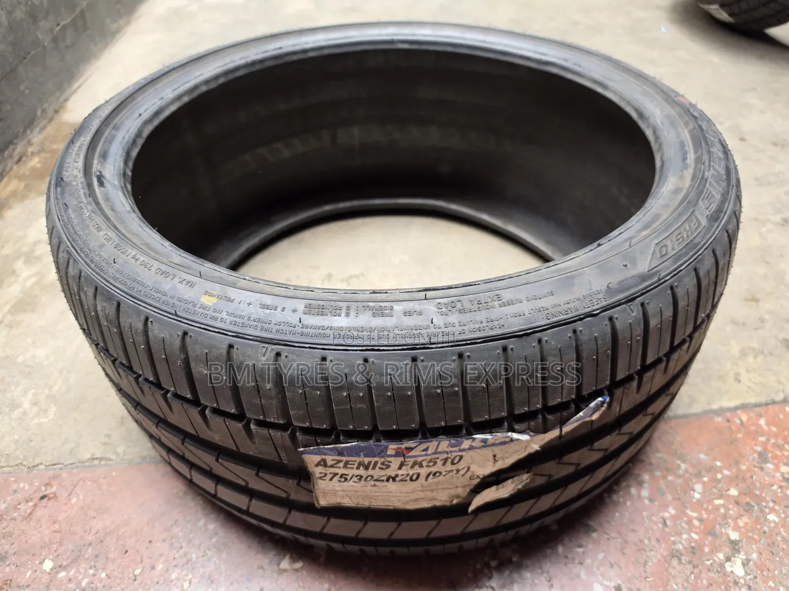 275 /30 R20 Falken