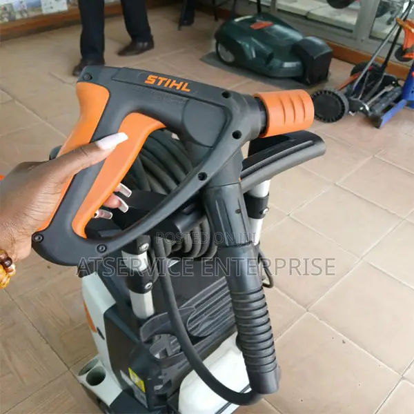 Heavy-Duty Commercial STIHL RE 272 PLUS Cleaning Machine