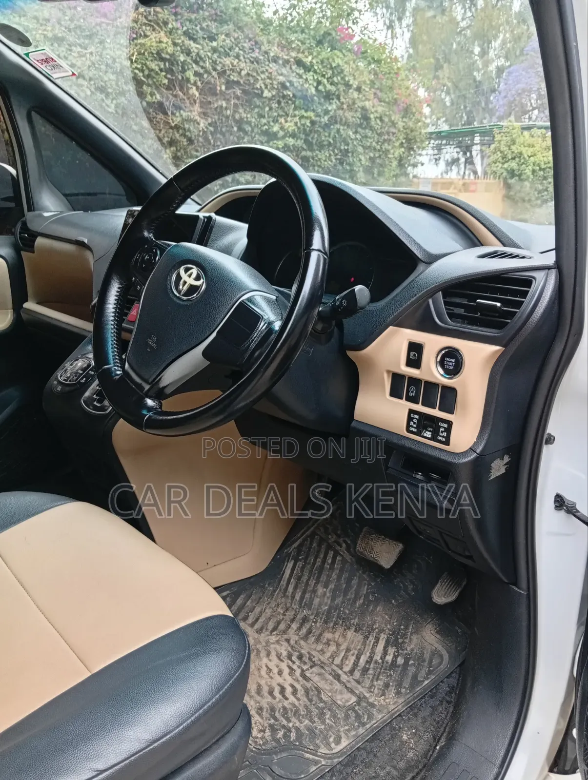 Toyota Noah 2.0 FWD (8 Seater) 2014 White