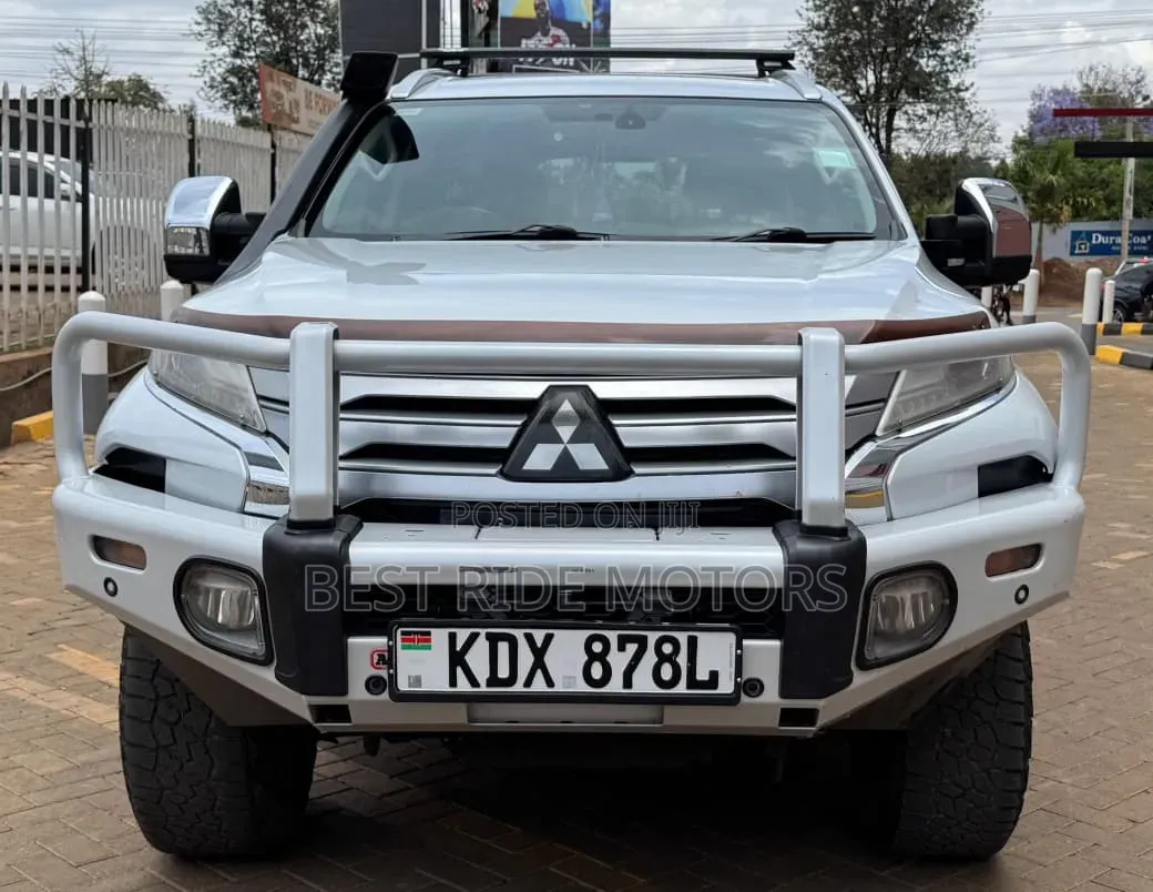 Mitsubishi Pajero Sport 2022 White