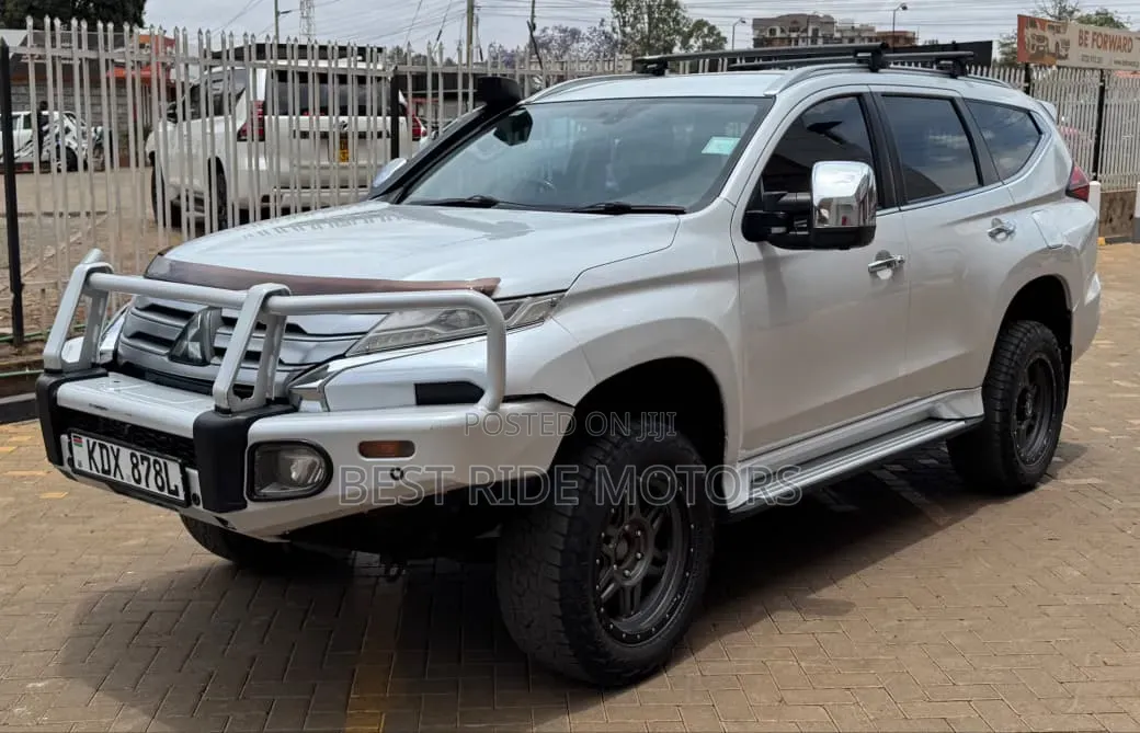 Mitsubishi Pajero Sport 2022 White