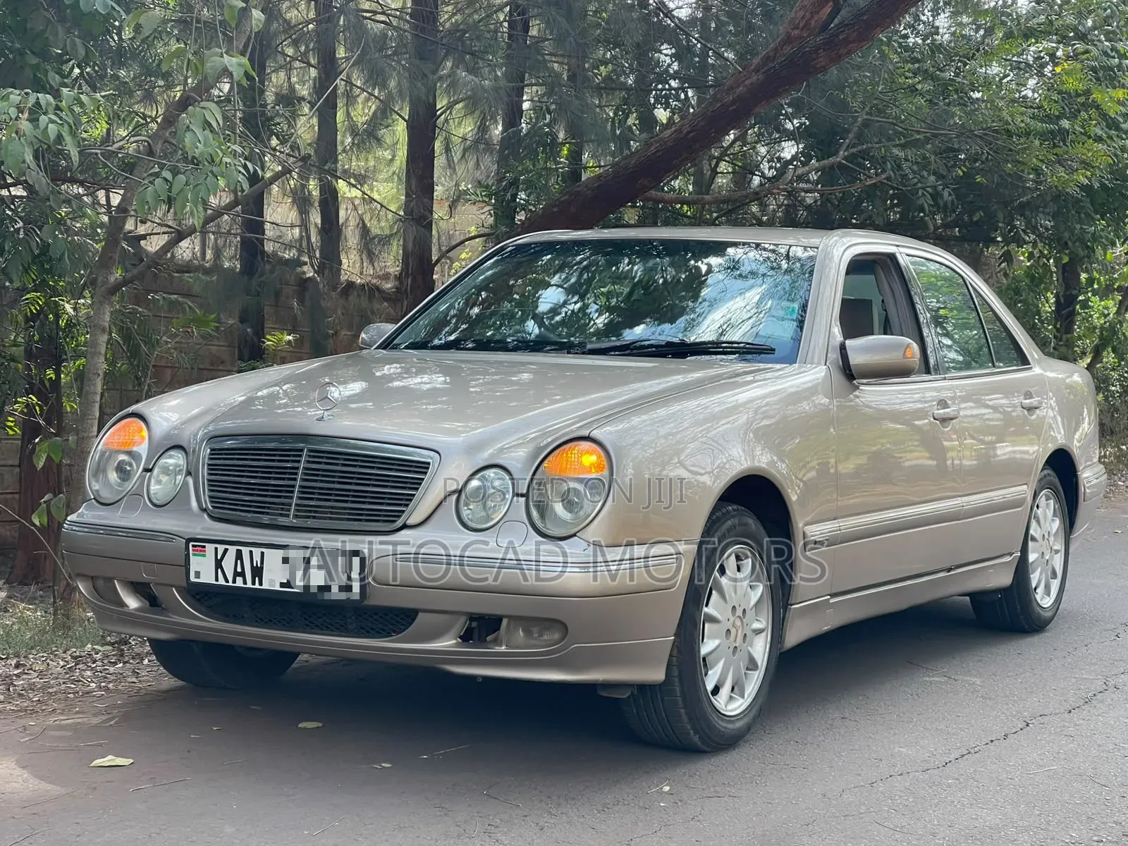 Mercedes-Benz E220 1999 Gold