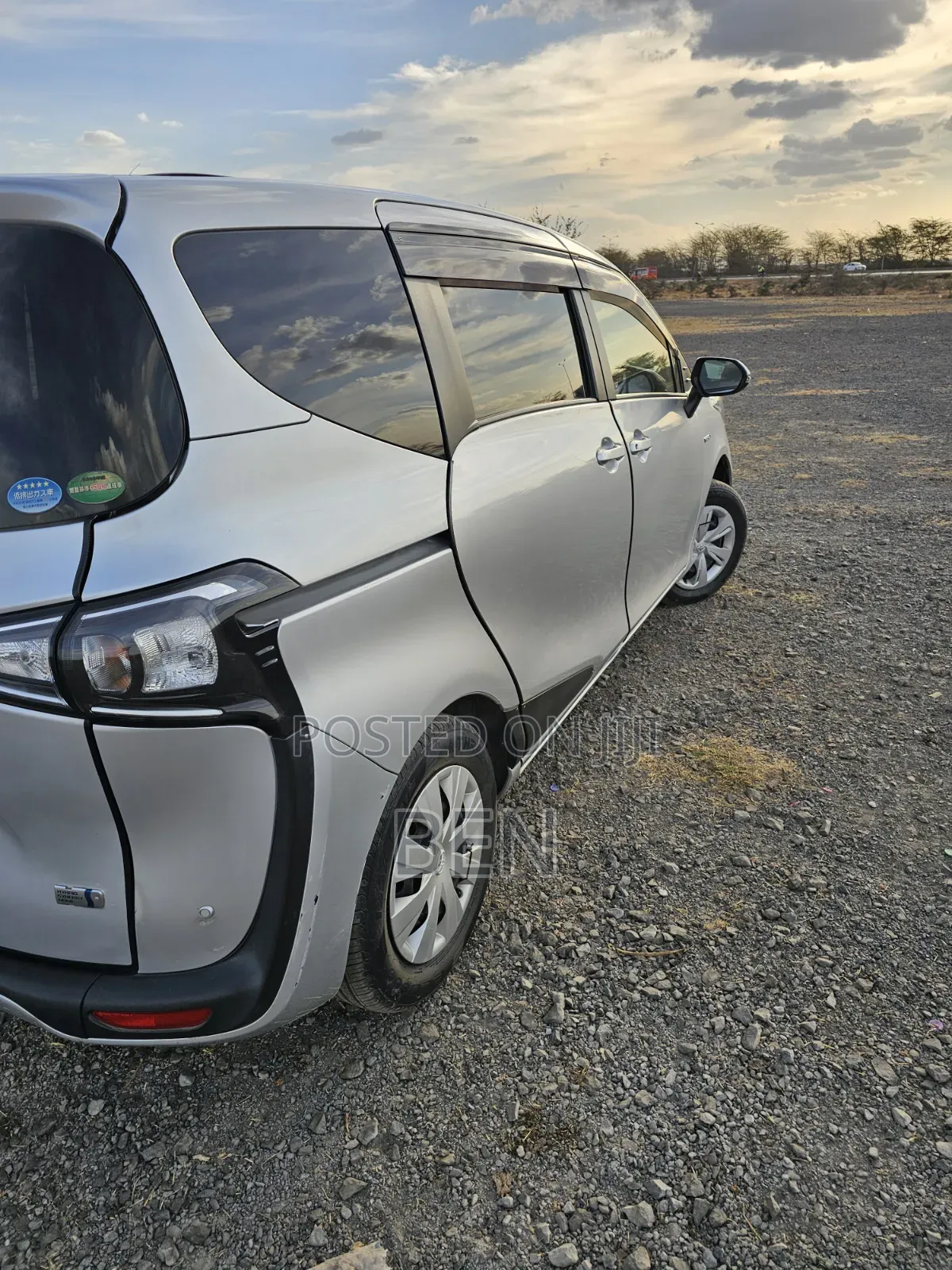 Toyota Sienta 1.5 Hybrid FWD 2019 Silver