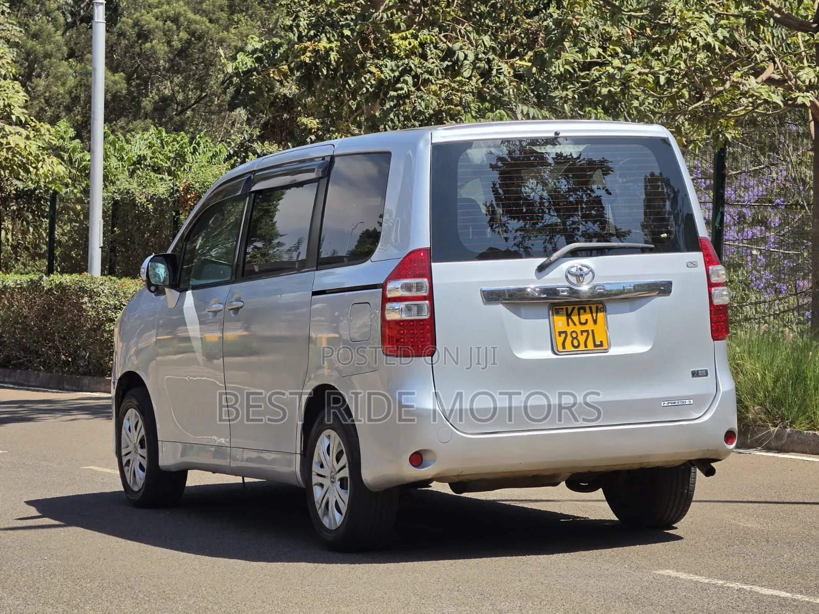 Toyota Noah 2.0 158hp FWD (8 Seater) 2012 Silver