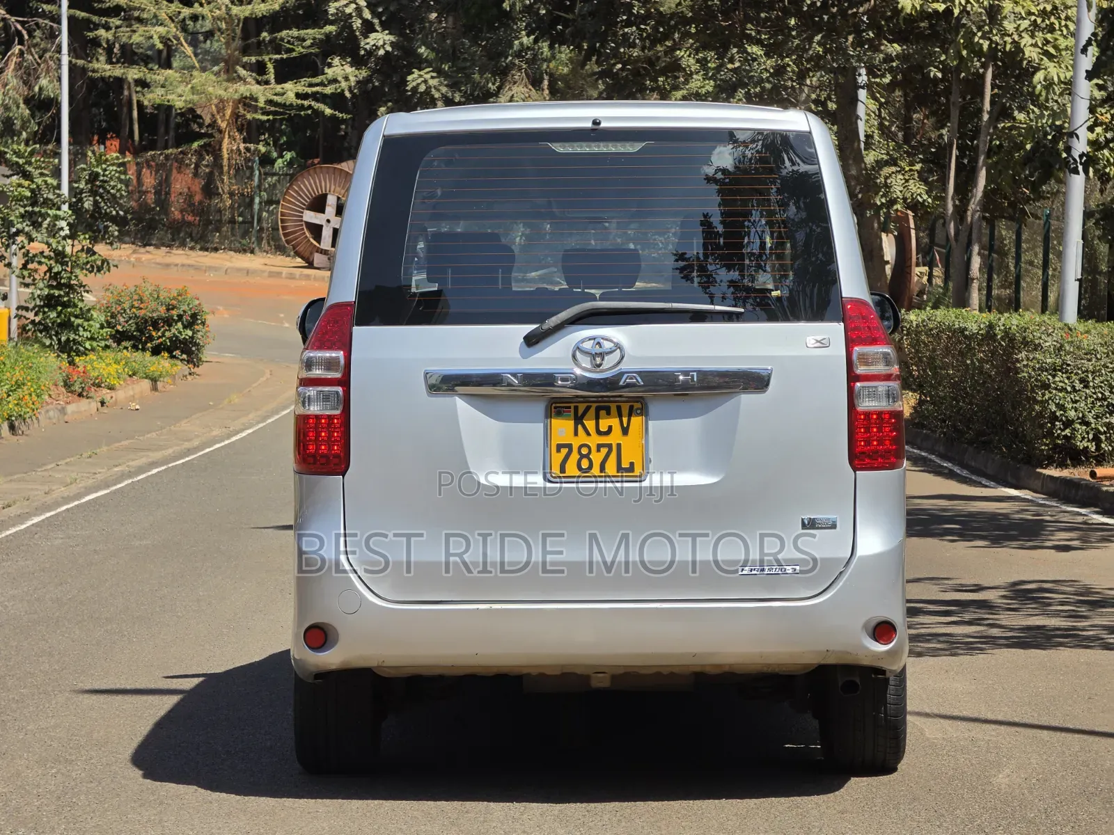 Toyota Noah 2.0 158hp FWD (8 Seater) 2012 Silver