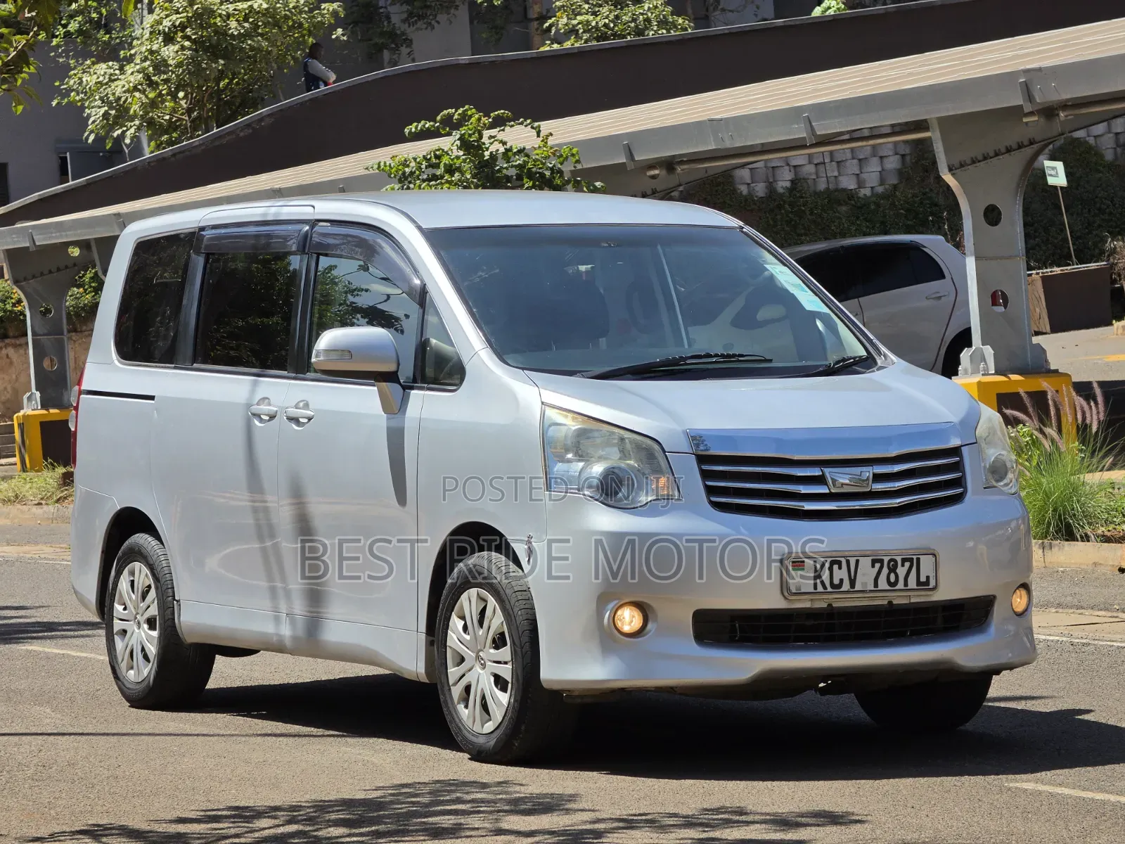 Toyota Noah 2.0 158hp FWD (8 Seater) 2012 Silver