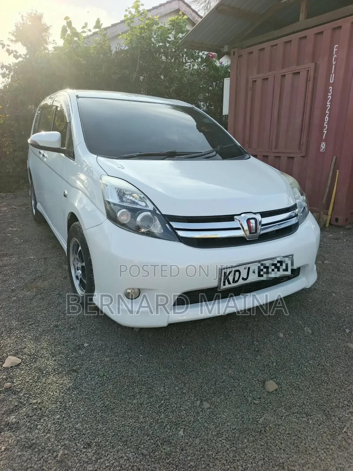 Toyota ISIS 2015 White