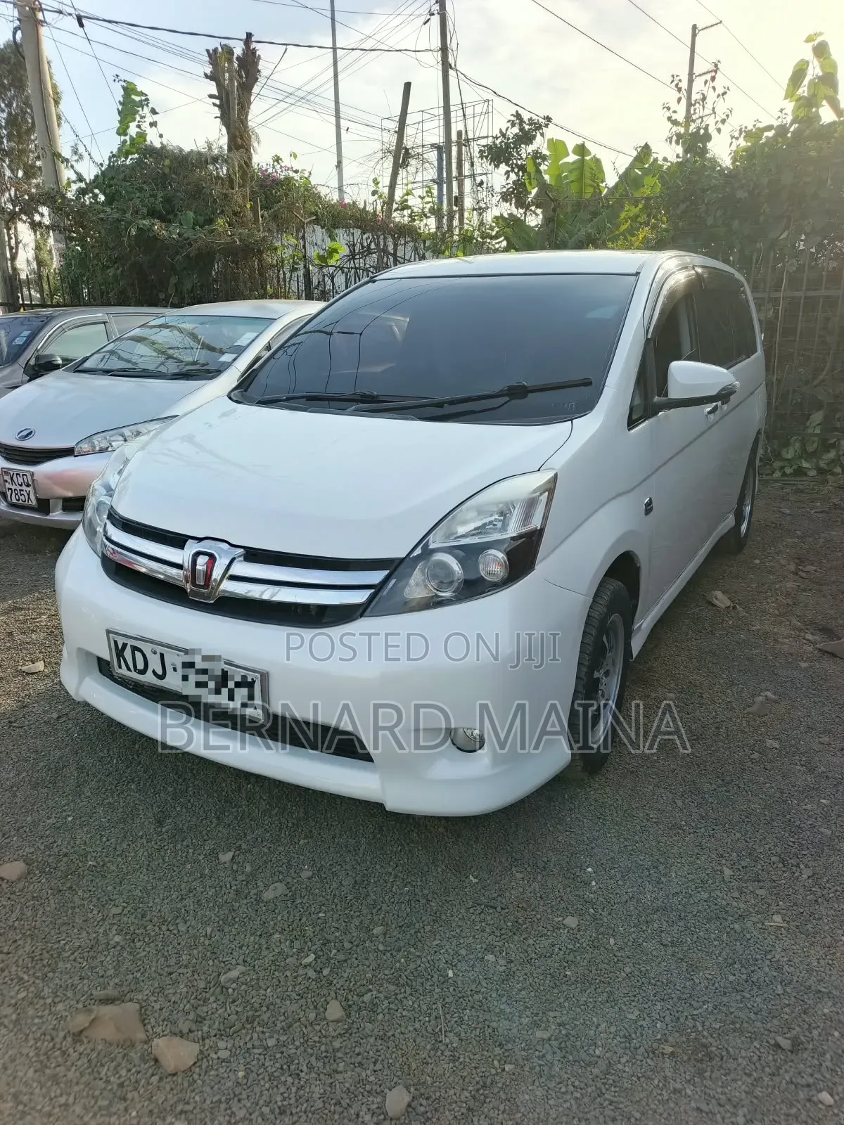 Toyota ISIS 2015 White