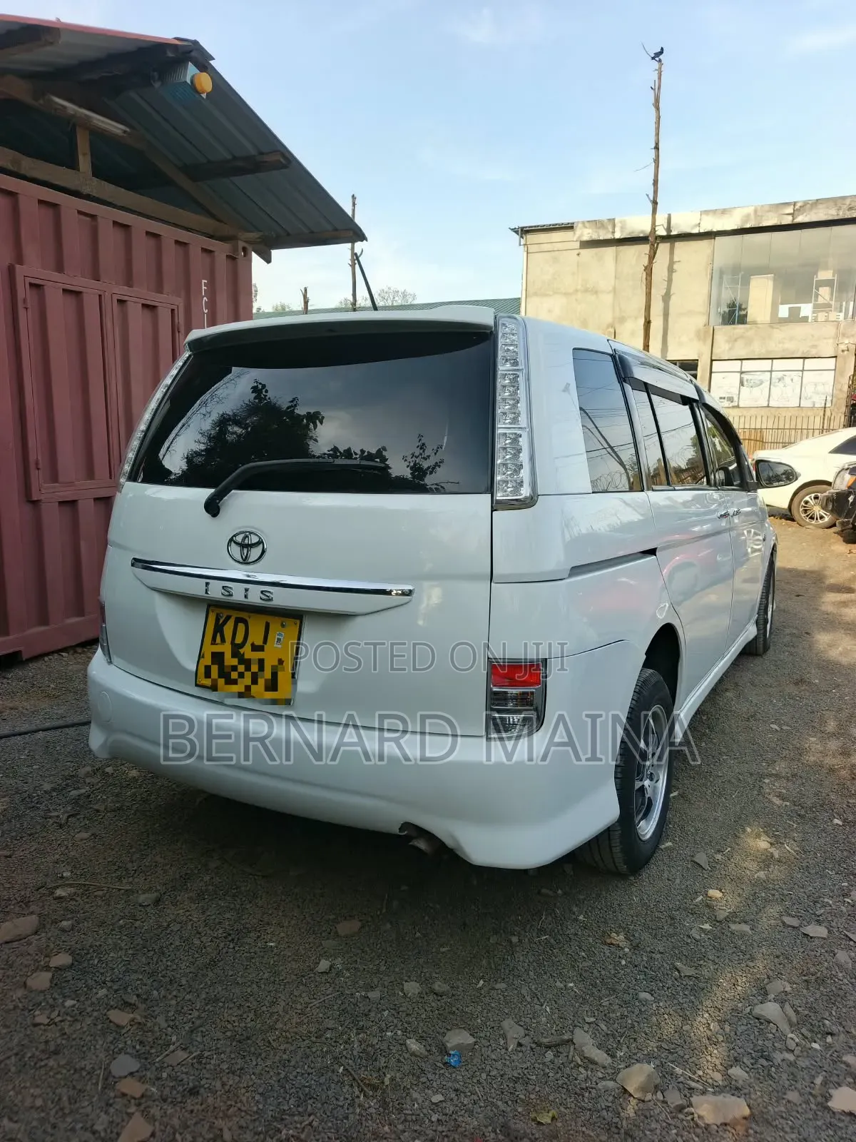 Toyota ISIS 2015 White