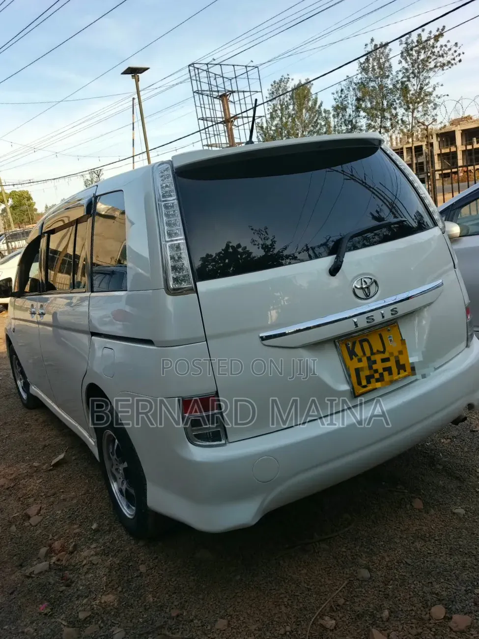 Toyota ISIS 2015 White