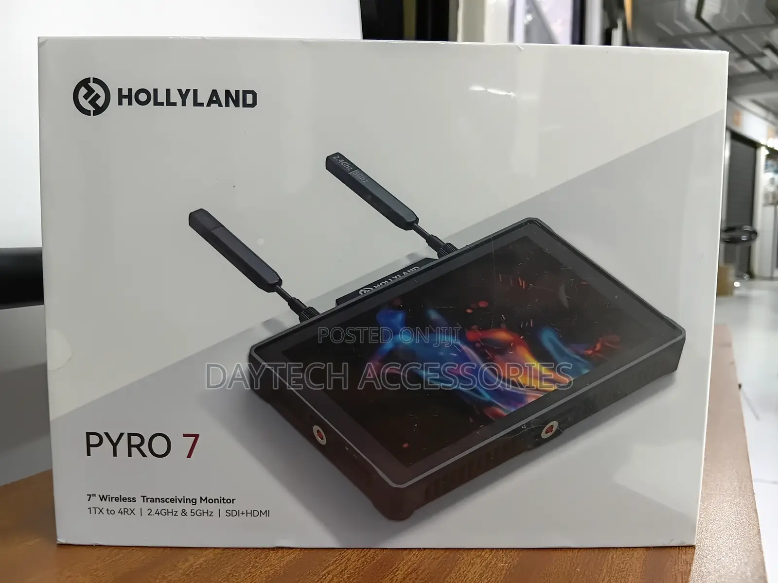 Hollyland Pyro 7 Wireless Video Transmitter 7 Inch Camera Monitor.