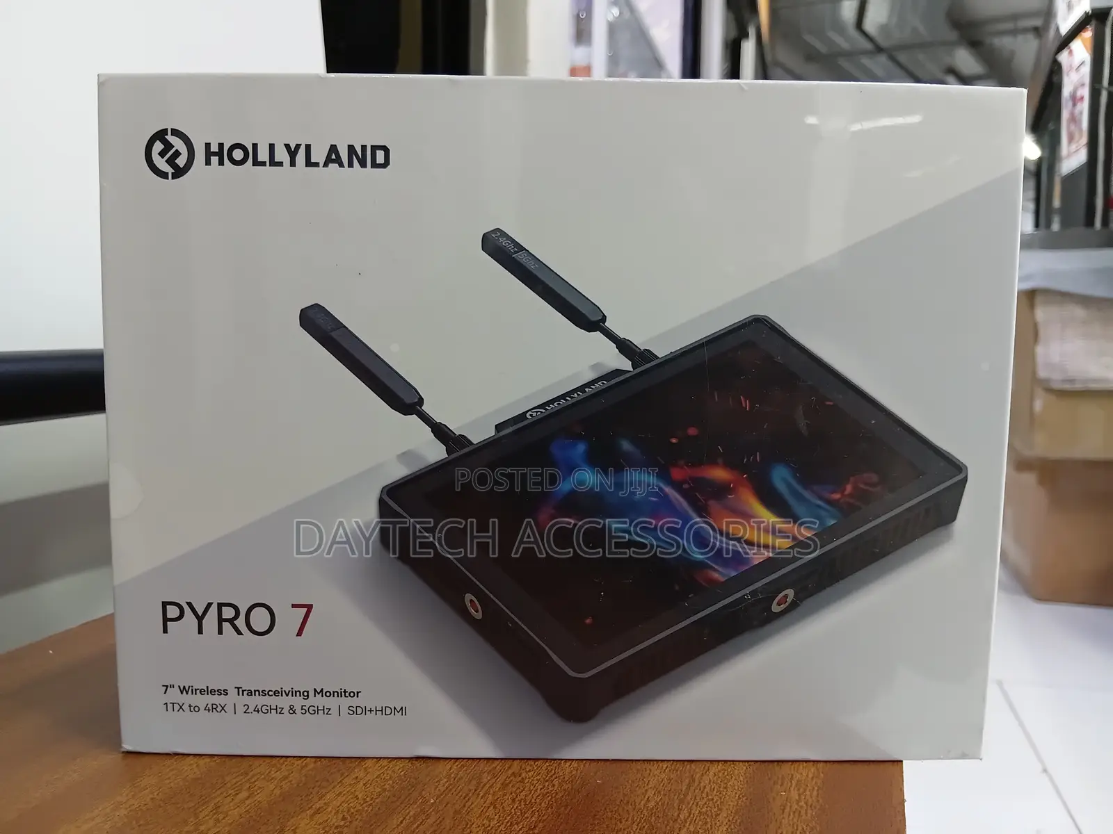 Hollyland Pyro 7 Wireless Video Transmitter 7 Inch Camera Monitor.