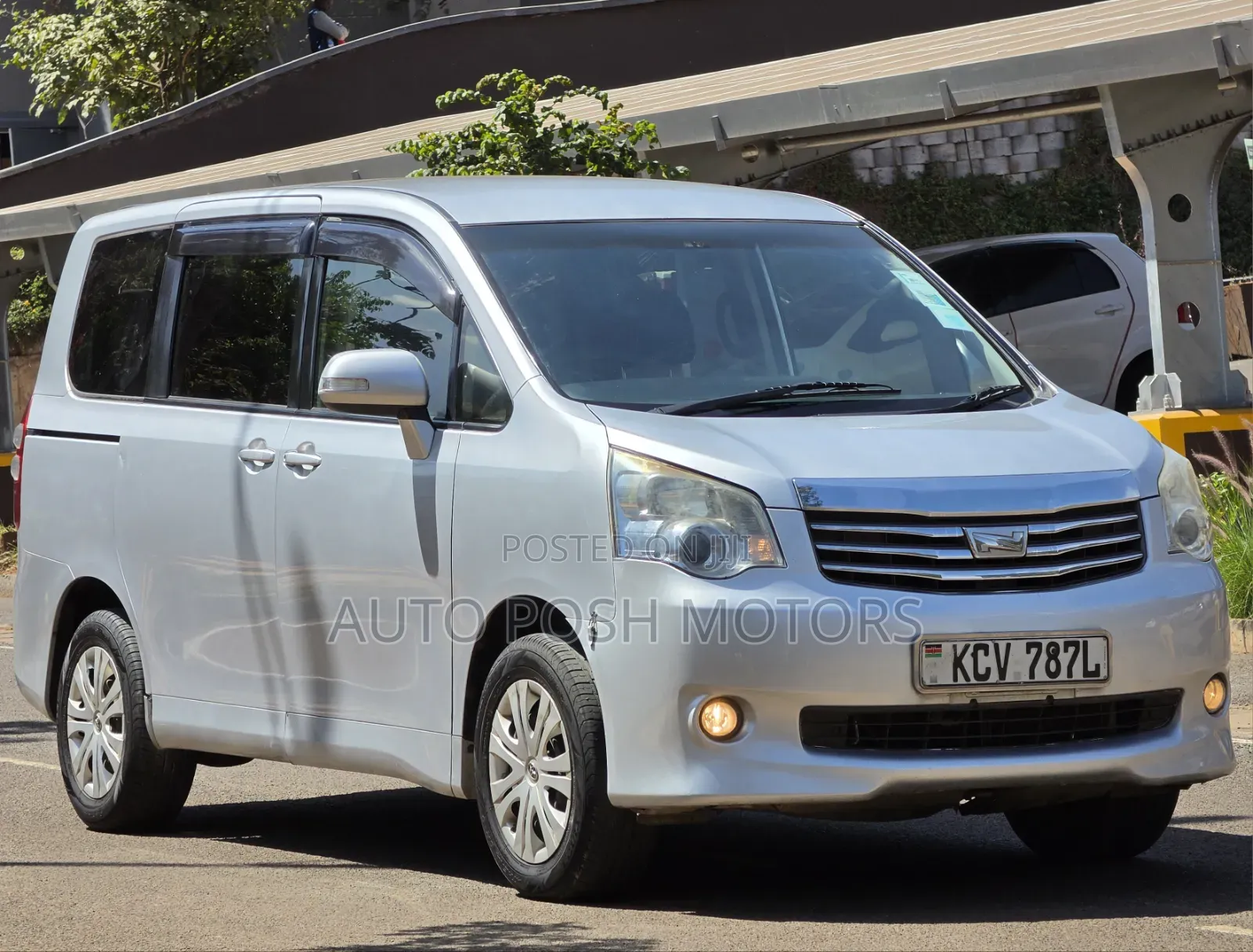 Toyota Noah 2012 Silver