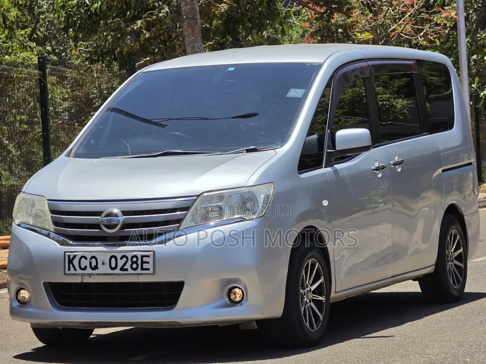 Nissan Serena 2011 Silver