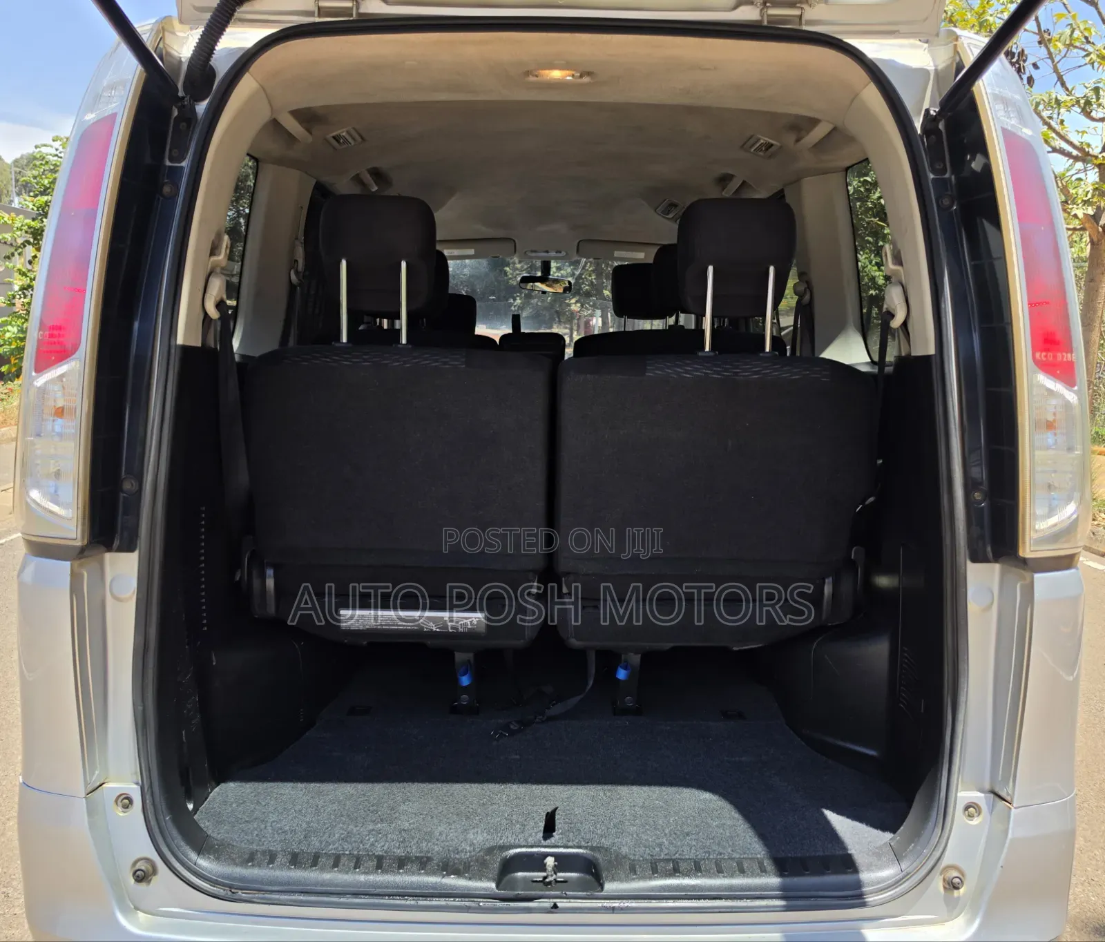 Nissan Serena 2011 Silver