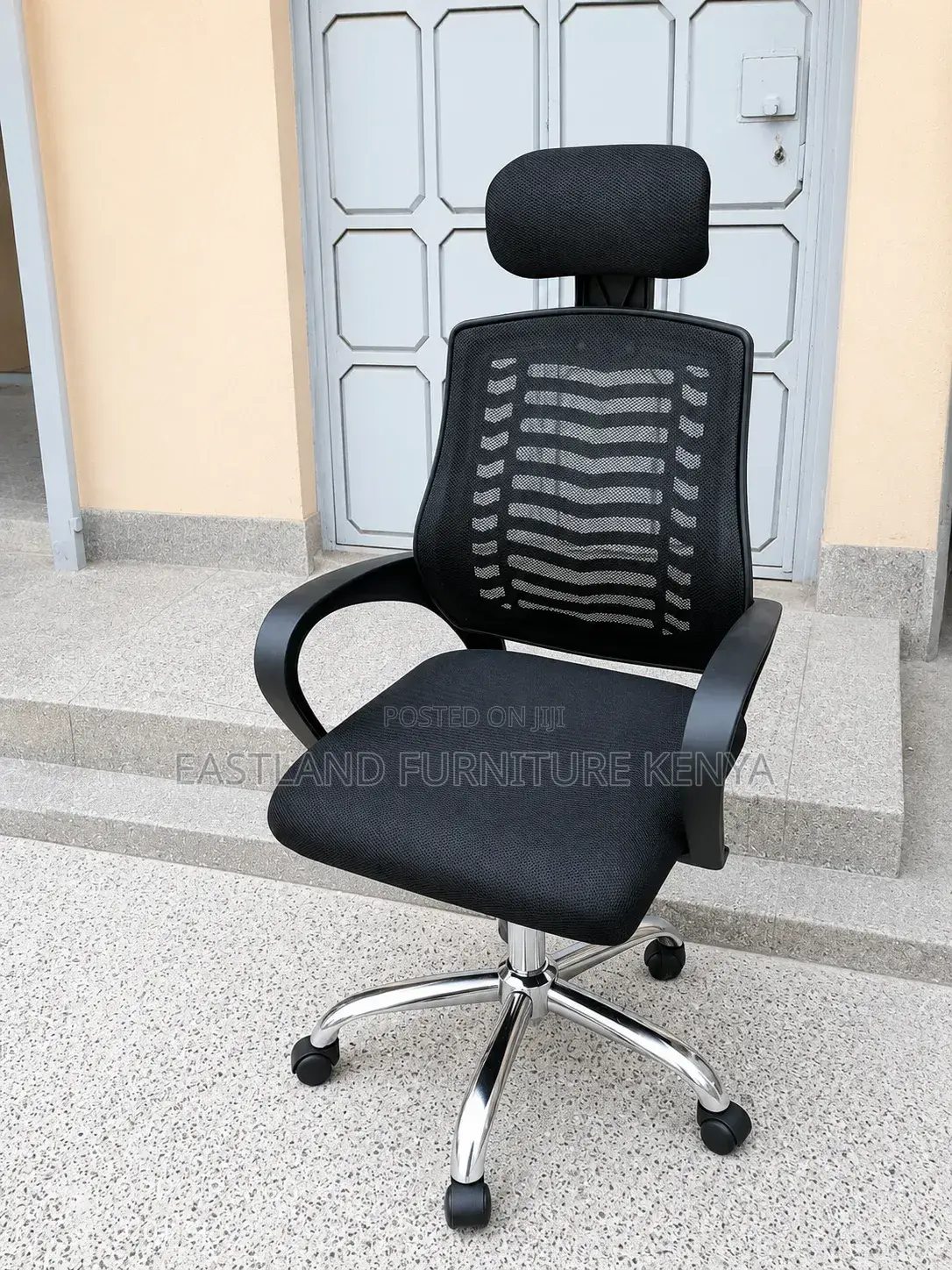 Black Mesh Executive Chair With Headrest & Chrome Base.
