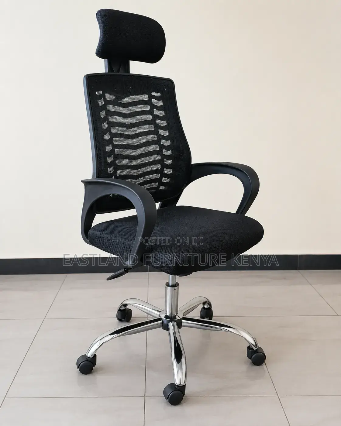 Black Mesh Executive Chair With Headrest & Chrome Base.