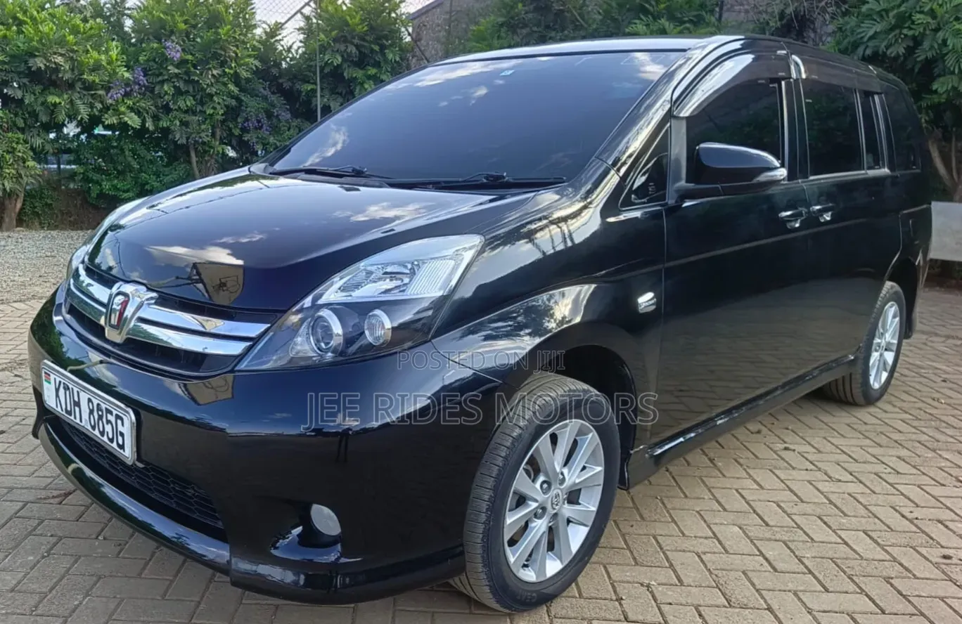 Toyota ISIS 2016 Matt Black